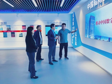 安徽省經(jīng)濟和信息化廳廳長牛弩韜一行調(diào)研華云數(shù)據(jù) 肯定華云數(shù)據(jù)在皖發(fā)展成果