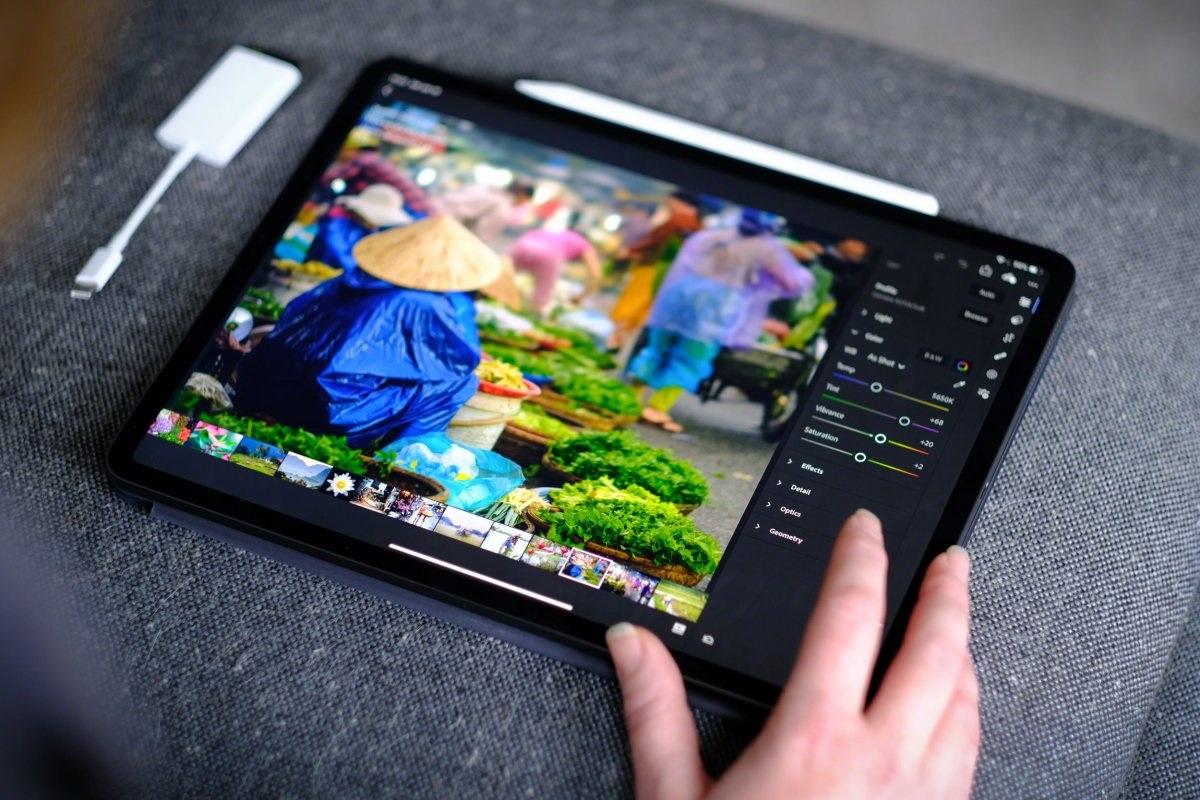 預(yù)計(jì)蘋果明年上半年的 iPad Pro 為 mini LED 面板，而下半年將采用 OLED 面板