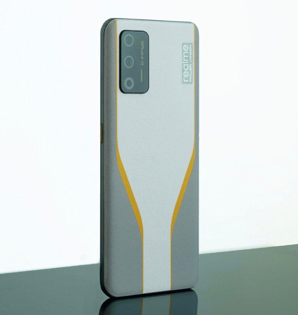 realme Race 素皮版真機曝光:驍龍 888+6400 萬像素四攝