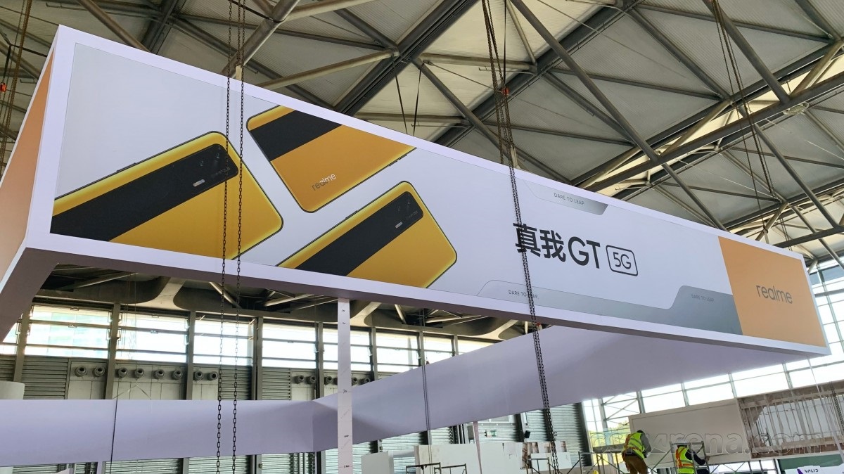 realme GT 上海 MWC 海報(bào)曝光：黃黑配色，與此前曝光一致