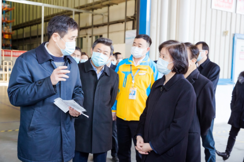 全國人大常委會(huì)調(diào)研組參觀調(diào)研北京蘇寧快遞包裝綠色轉(zhuǎn)型