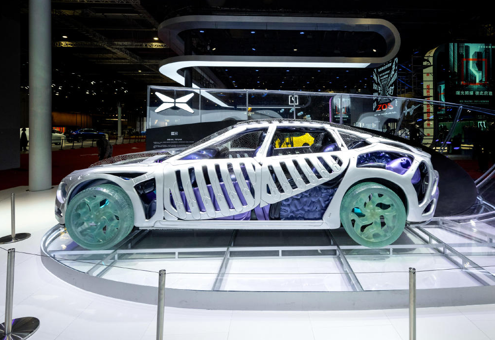 小鵬 Pe7son 1:1 藝術(shù)車亮相：3D 打印制作，仿生骨骼結(jié)構(gòu)