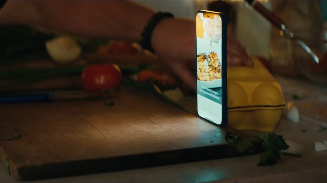 蘋(píng)果發(fā)布 iPhone 12 Cook 宣傳片:在廚房展現(xiàn)防塵防水效果