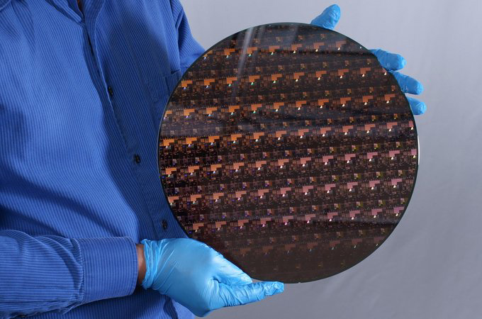 IBM 研制出全球首款 2nm 芯片：指甲大小容納 500 億個晶體管，智能手機電池可四天一充