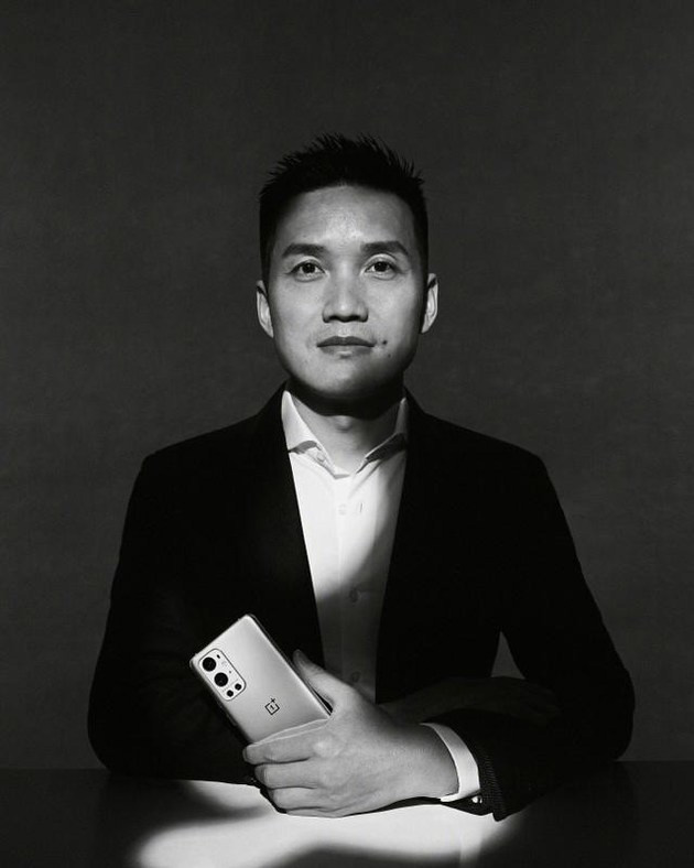 一加與 OPPO 合并，消息稱劉作虎或?qū)⑷ピ燔? /></center>  </p>
<p>　　據(jù)《深網(wǎng)》報(bào)道，OPPO 和一加相關(guān)人士雙方均證實(shí)了合并一事。綜合多位知情人士提供的信息，OPPO 和一加此番調(diào)整背后主要有兩方面原因，一是通過(guò)打通內(nèi)部架構(gòu)，更高效的參與手機(jī)市場(chǎng)，尤其是高端市場(chǎng)的競(jìng)爭(zhēng);二是通過(guò)組織和人事調(diào)整，讓劉作虎去為造車做準(zhǔn)備。此前有消息稱，OPPO 創(chuàng)始人陳明永已經(jīng)在新能源車的產(chǎn)業(yè)鏈資源和人才方面摸底、調(diào)研。</p>
<p>　　OPPO 和一加都是廣州歐加控股有限公司控股的企業(yè)，但雙方除了供應(yīng)鏈和生產(chǎn)共用之外，品牌一直是獨(dú)立運(yùn)營(yíng)，市場(chǎng)定位也有差異。不過(guò)這兩年情況出現(xiàn)變動(dòng)，2020 年 5 月，劉作虎回歸 OPPO 出任首席產(chǎn)品官，負(fù)責(zé) OPPO、一加的產(chǎn)品線。2021 年 3 月，一加新款手機(jī)一加 9 系列放棄了原來(lái)的氫 OS，采用與 OPPO 手機(jī)相同的 ColorOS 操作系統(tǒng)。</p>
<p><strong>特別提醒：</strong>本網(wǎng)信息來(lái)自于互聯(lián)網(wǎng)，目的在于傳遞更多信息，并不代表本網(wǎng)贊同其觀點(diǎn)。其原創(chuàng)性以及文中陳述文字和內(nèi)容未經(jīng)本站證實(shí)，對(duì)本文以及其中全部或者部分內(nèi)容、文字的真實(shí)性、完整性、及時(shí)性本站不作任何保證或承諾，并請(qǐng)自行核實(shí)相關(guān)內(nèi)容。本站不承擔(dān)此類作品侵權(quán)行為的直接責(zé)任及連帶責(zé)任。如若本網(wǎng)有任何內(nèi)容侵犯您的權(quán)益，請(qǐng)及時(shí)聯(lián)系我們，本站將會(huì)在24小時(shí)內(nèi)處理完畢。</p>
</p></div>
<div></div>
<p>              </p>
		</article>
								            <div   id=
