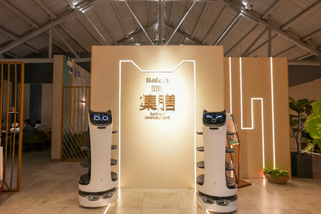 普渡機(jī)器人“貝拉”強勢入駐集膳斑斕，助力餐廳服務(wù)智慧升級