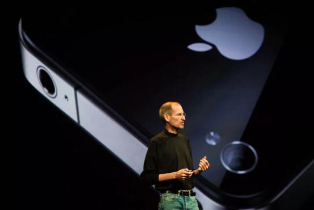蘋果回憶：為證明 iPhone 結實，喬布斯拿起手機就往地上摔