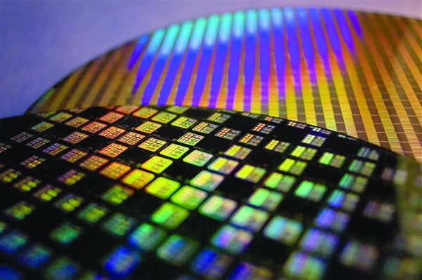 無需EUV光刻機 鎧俠開發(fā)NIL半導(dǎo)體工藝:直奔5nm