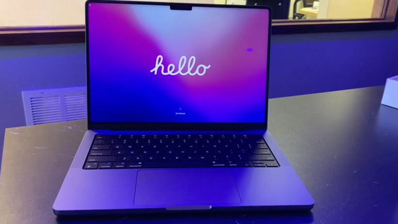 全新蘋果 M1 Pro/Max 版 MacBook Pro 14 開箱實(shí)拍照片曝光：劉海屏、全黑鍵盤設(shè)計(jì)
