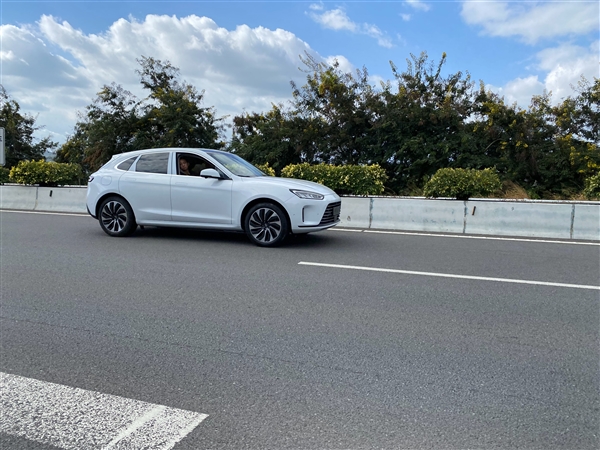 華為、賽力斯聯(lián)手打造！AITO首款車型問界M5實車上路：神似保時捷Maccan