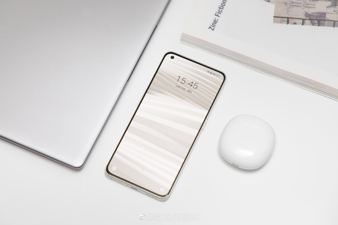realme 真我 GT2 Pro 正面曝光：左上角打孔，邊框極窄