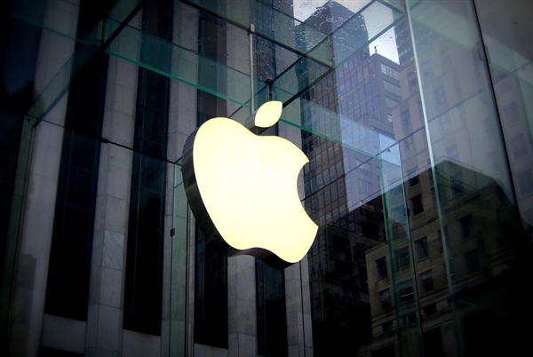 曝iPhone 15 Pro將成第一款無(wú)劉海蘋(píng)果手機(jī):首發(fā)屏下攝像頭