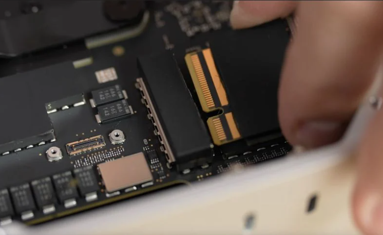 由于軟件限制，蘋果 Mac Studio 用戶不可自行升級存儲：雖然拆解顯示 SSD 可拔插