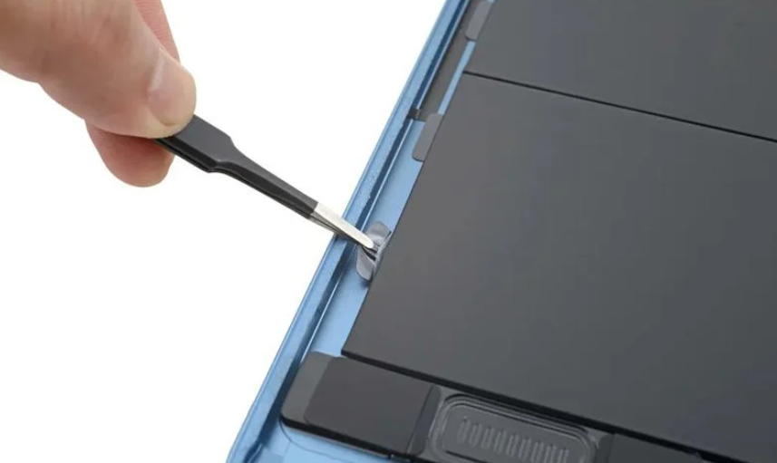 蘋果 iPad Air 5 拆解顯示：內(nèi)部配備拉片，便于更換電池